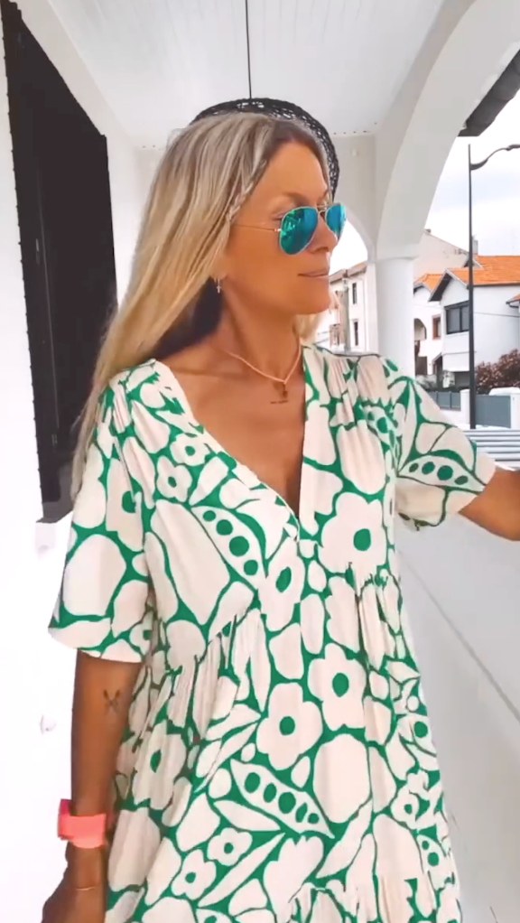 Vestido solto estampado com decote em V